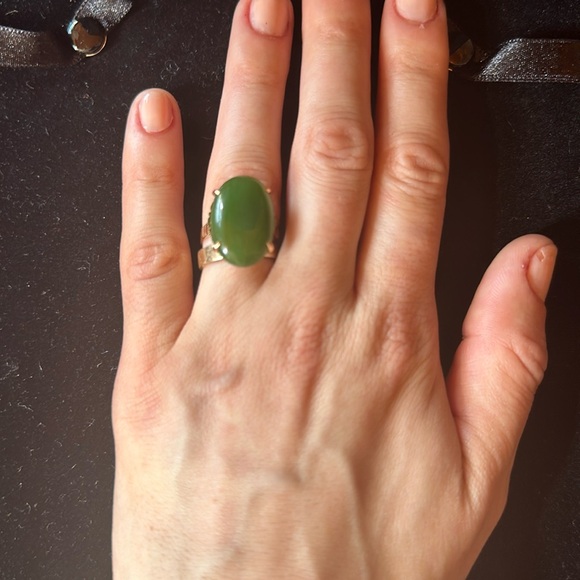 Vintage Green Oval Jade Ring in 18K Gold - Picture 4 of 9